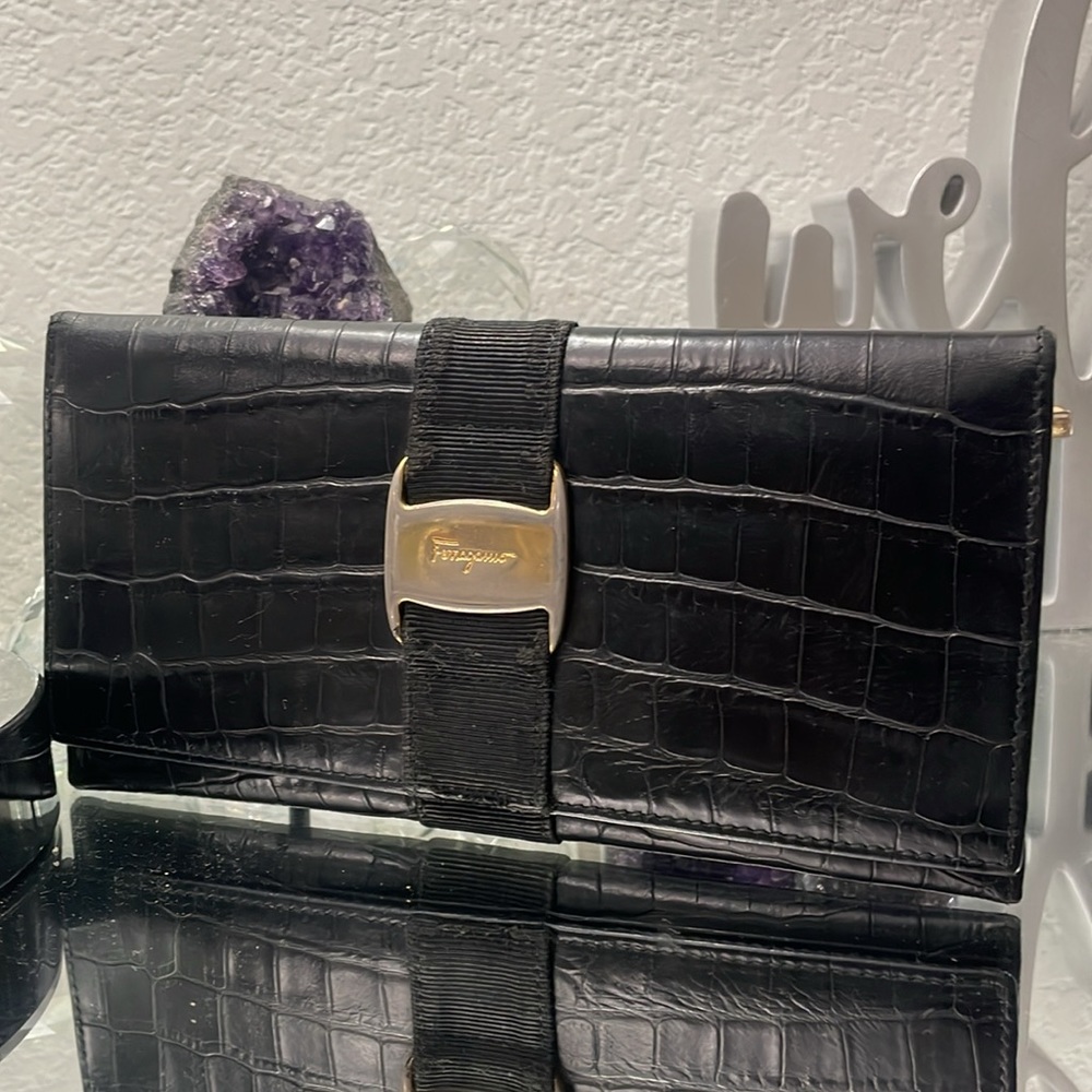 Auth Salvatore Ferragamo VARA Croc Embossed  Calfskin Leather Wallet, EUC
